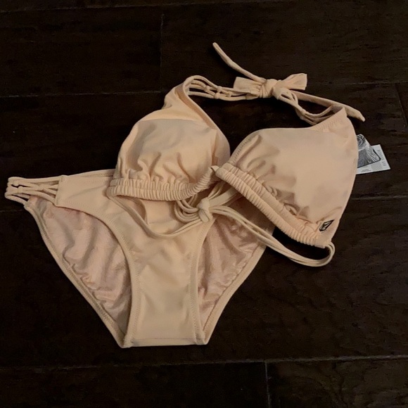 Super cute bikini!! Gorgeous peach color. - Picture 2 of 2